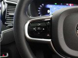 前方車を自動追従するアダプティブクルーズコントロールに加え、ステアリング操舵も行う進化型クルーズ『パイロットアシスト』を搭載。車体を車線内へと適正に維持しつつ先行車を忠実に追従します。