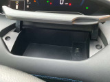 運転席前にはUSB充電端子が付いている収納ボックスがあります。