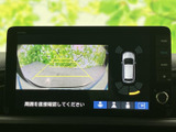後方の映像と車両周囲の情報を画面で確認でき、駐車時の周辺確認をサポートします。目視での確認とあわせて活用できるため、駐車スペースへの出入りにも役立つ装備です。