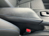 センターアームレスト付き、長時間の運転で疲れた腕を乗せてください。