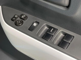【電動格納ミラー】サイドミラーは電動格納式となっており、狭い駐車場でもキズがつくリスクを抑えられます。