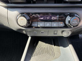 車内の室温を自動で一定に保ってくれる便利なオートエアコンが付いています。温度を設定するとクルマがエアコン噴出し温度を上げたり下げたり風量を変えたりしてくれるので運転に集中が出来ますよ。