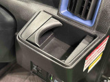 運転席側掘り込み式カップホルダー
