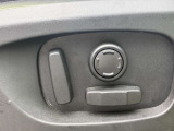 当社の納車前点検・サービスの内容は、車検点検・法定12ヶ月定期点検・油脂類の点検及び交換・バッテリーの点検及び交換等を行い、良好な状態にてご納車させていただきます。