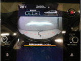 運転席からは見えにくい左右のエリアまでしっかりカバーし、死角を減らして視界を拡大。狭い道でのすれ違いや、建物の陰から車や歩行者が現れる場面でも、安心して状況を把握できる頼れる機能です。