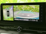 車両後方の映像と周囲を上から見た映像を画面に表示。駐車時に周囲の状況を把握しやすく、後退時の安全確認をサポートする便利なモニターです。