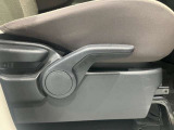 運転席はご自身の適切な運転ポジションへ移動可能なラチェットが付いております。