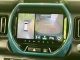 車両周辺を上から見た表示と後方の映像を切り替えて確認でき、駐車時の周囲の状況把握をサポートします。画面上のガイド表示もあり、車庫入れや狭い場所での操作に役立ちます。