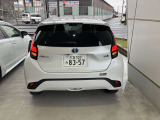 車両後方よりライトとウインカーを点灯させた状態です