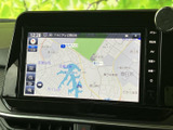 地図上に道路や周辺施設が表示され、目的地までのルート確認に役立つ画面です。地名や道路の位置関係を見ながら、行き先の確認をスムーズに行えます。日常のお出かけにも便利です。