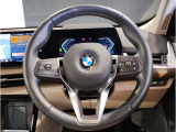 【ハンドル】ドライバーとBMW車の一体感がダイレクトに伝わるステアリングホイール。形状・太さへの拘りに加えて、操作性を高める為にスイッチ類も配置。クイックかつ安定のドライビングを体感下さい!