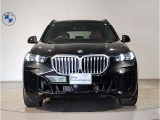 【BMWの伝統】BMWの特徴的な&ldquo;キドニーグリル&rdquo;は、80年以上続く伝統の形でございます。変わらないこだわりのデザインが、プレミアムブランド&ldquo;BMW&rdquo;を創り出します。