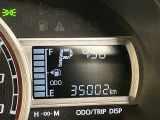 視認性に優れたメーターを採用しており、走行中でも車速や情報が分かりやすく表示されます。運転時の視線移動をむりのない範囲に抑え、快適で安心感のあるドライブをサポートします。