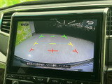 後方の映像に加えてガイドラインが表示され、駐車時の周囲確認をサポートします。車庫入れや狭い場所での取り回しに便利で、画面を見ながら落ち着いて駐車操作を行えます。