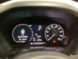 ハイブリット車専用のメーターです。右側の大型スピードメーターに加え、ステアリングスイッチを使って左のマルチインフォメーション・ディスプレイで燃費や動力伝達などの情報が見れるようになっています。