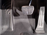 BMWはオルガン式アクセルペダルを採用しています。踏み込む足とペダルが同じ軌跡を描くため、かかとがずれにくく、アクセルコントロールがよりしやすくなるメリットがあります。