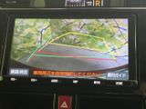 後方の映像に加えて進路の目安も画面で確認でき、駐車時の周囲確認をサポートします。表示を見ながら慎重に後退できるため、車庫入れや縦列駐車の場面で便利です。