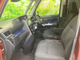 前席は視界が開けており、運転席と助手席の様子を一度に確認しやすい配置です。落ち着いた色調のシートとすっきりした足元で、毎日の乗り降りも自然に行えます。