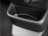 ◆センターロアボックス◆インパネ中央の下部には、ごみ箱としても使用する事ができるセンターロアボックスを装備しております。