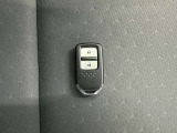 付いてて便利!とても人気の高い装備のスマートキーシステム。キーを携帯しているだけで、ドアロックの開閉並びにエンジンの始動が可能な装備です。