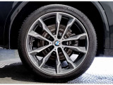 BMWの純正アロイホイールは軽量かつ強度にも優れているホイールで走行性能を引き上げる設計になっております。足元にもBMWは妥協がなくこだわっている個所になります。