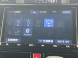 オーディオのソース選択画面では、ラジオやテレビ、Bluetoothなどを一覧から選べます。目的に応じて切り替えやすく、通勤中や家族との移動など日常の車内時間に活用できます。