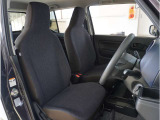 【清潔感のある運転席&助手席】隅々までクリーニングの行き届いた運転席&助手席。目立ったシミや汚れ等もございません。快適なドライブをどうぞ。