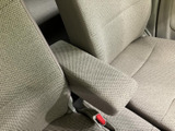 座席脇には腕を預けられるアームレストがあり、乗車中の姿勢を支えます。シートに腰掛けたときに手元を落ち着かせやすく、前席で過ごす時間を快適にしたい方にも注目いただきたいポイントです。