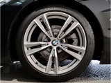 【BMWアロイホイル】軽量かつ強度に拘ったアロイホイル。走行性能ポテンシャルを引き出す設計。車の足元を引き締めてくれる大きなポイントはアロイホイルです。