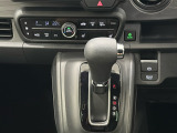 CVT車のセレクトレバーです。低速から高速まで、変速ショックのないスムーズな走りを実現するとともに、エンジン効率のよい領域を維持することで燃費にも貢献します。