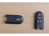 鍵はスマートキータイプです♪ キーをポケットやバックに入れたままで、ドアロックの施錠・解除が出来て、プッシュスタートでエンジン始動も出来ます♪