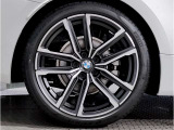 【BMWアロイホイル】軽量かつ強度に拘ったアロイホイル。走行性能ポテンシャルを引き出す設計。車の足元を引き締めてくれる大きなポイントはアロイホイルです。