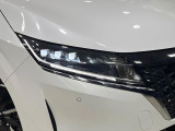 【LEDヘッドライト】悪天候や夜間走行時も良好な視界を確保し安心して運転できる高輝度LEDヘッドライトを装備!点灯速度が早く、消費電力も抑えられています。