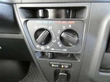 マニュアルエアコン装着です。夏は、快適に、冬でも車内の曇りを取ってくれるので安全です。