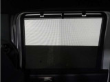 ◆スクリーンサンシェード◆リアドアに装備されています。日差しを和らげ、プライバシーの保護にも役立ちます。後部座席にお子様を乗車させるときも、ゆっくりお昼寝できます♪