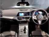 BMWの運転席はドライバーオリエンテッドという構造を採用。ドライバー目線の操作がしやすい設計になっており、ドライブ中にも目線の移動が少なく運転中にも簡単に操作ができます。