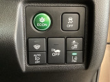 Hondaセンシング用の、VSA(ABS+TCS+横滑り抑制)解除と路外逸脱抑制機能のオンオフスイッチなどはハンドルの右側に装備しています。燃費に役立つECONボタンもここです。