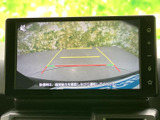後方の映像に進路の目安となるガイドが重なり、駐車時の後方確認をサポートします。画面で周囲の様子を確認しながら、落ち着いて駐車操作を行える便利な装備です。