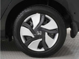 ◆純正ホイール装着車◆シンプルなデザインのホイールキャップ付きです。