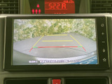 後方の様子を画面で確認でき、ガイド線を目安に車両と周囲との距離感をつかみやすい装備です。駐車や車庫入れの際の確認をサポートします。