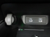 12V電源ソケットを設置しております。周辺機器の充電にご利用頂けます。便利なUSBジャックも付いています。