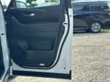 運転席ドア内張に目立つキズや汚れは見当たりません。