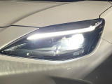 【LEDヘッドライト】悪天候や夜間走行時も良好な視界を確保し安心して運転できる高輝度LEDヘッドライトを装備!点灯速度が早く、消費電力も抑えられています。