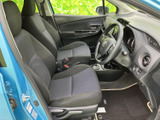 前席は左右にゆとりを感じる配置で、運転席からメーターや前方を見渡しやすいレイアウトです。落ち着いた色合いのシートと足元のマットで、日常使いにもなじみます。