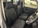 運転席の画像です。足元やシートまわりに余裕があり、リラックスした姿勢で運転が可能です。視界も良好で操作系へのアクセスもしやすく、快適で安心感のあるドライブをサポートします。