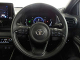 快適な操作性の運転席、ハンドルも綺麗に清掃済みです。もちろん安全を守るエアバッグも装備しているので安心してお乗りいただけます。