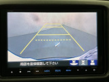 リバースギアに入れるだけで後方の表示へ切り替わります。夜間や雨の日の駐車も楽になりますよ。