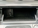 センターコンソール奥にはスマートフォンなどを置ける小物入れとUSBソケットを装備。スマートフォンの充電や車載器との接続に便利です。