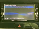 画面にオーディオの表示があり、周辺のボタンやつまみも配置が分かりやすい印象です。音楽の選択など、日々の車内で使う機能を画面から確認しやすく、操作時にも迷いにくいレイアウトです。