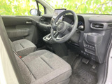 前席は座面にゆとりを感じる落ち着いた空間で、運転席と助手席それぞれの視界も確保されています。足元にはフロアスペースが広がり、同乗者も乗り降りしやすく、日常の移動を快適に過ごせます。